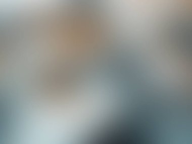 Cep telefonu tutan kişinin bulanık bir fotoğrafı.