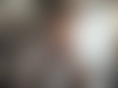 Cep telefonu tutan bir kişinin bulanık görüntüsü