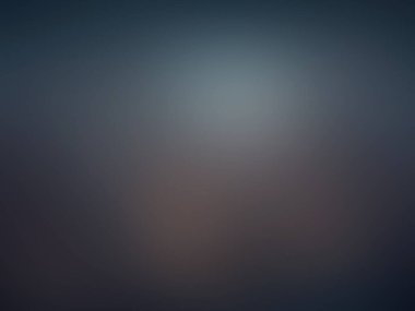 Bulanık bir arka plan ve gökyüzünde uçan bir uçak.