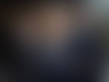 Cep telefonu tutan bir kişinin bulanık görüntüsü