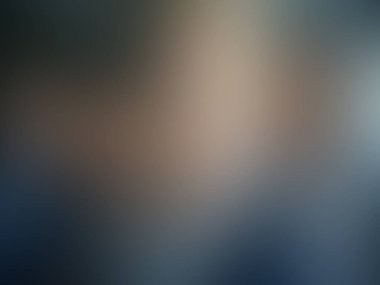 Cep telefonu olan bir kişinin bulanık görüntüsü