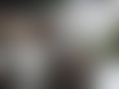 Cep telefonu tutan bir kişinin bulanık görüntüsü