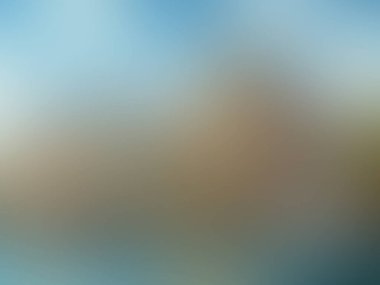 Mavi gökyüzünün bulanık arkaplanı ve küçük bir kuş.