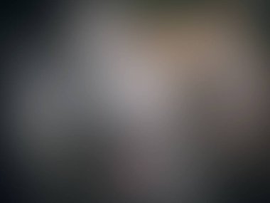 Cep telefonu tutan bir kişinin bulanık görüntüsü