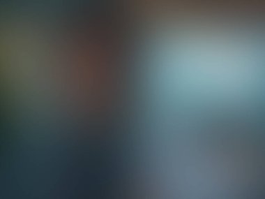 Cep telefonu tutan kişinin bulanık bir fotoğrafı.