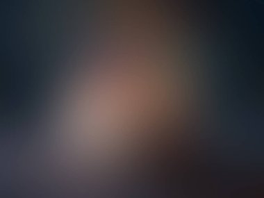 Cep telefonu tutan bir kişinin bulanık görüntüsü