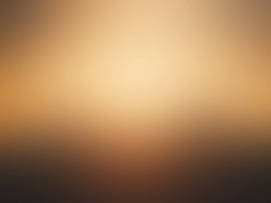 Gün batımında gökyüzünde uçan bir uçak.