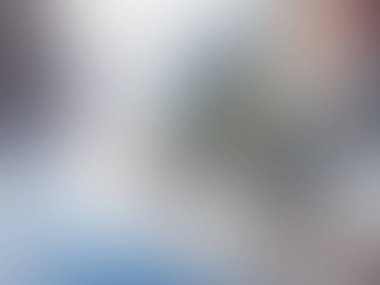 Cep telefonu tutan kişinin bulanık bir fotoğrafı.