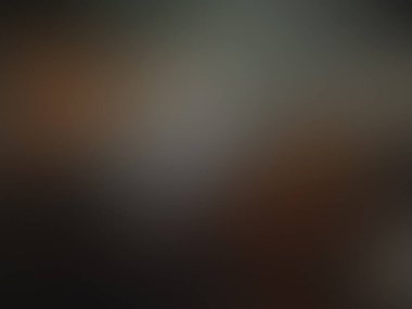 Cep telefonu tutan kişinin bulanık arkaplanı