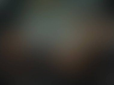 Cep telefonu tutan bir kişinin bulanık görüntüsü