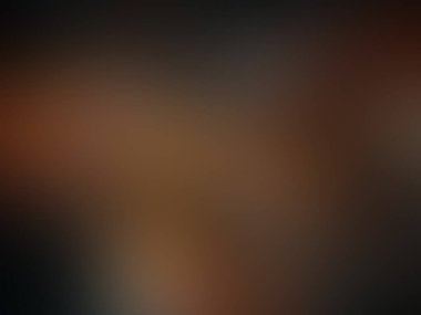 Cep telefonu tutan bir kişinin bulanık görüntüsü