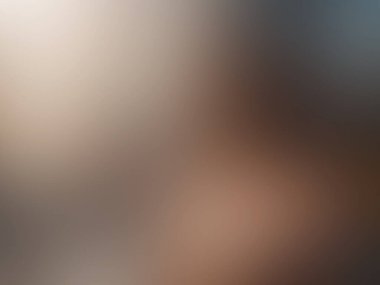 Cep telefonu tutan kişinin bulanık arkaplanı