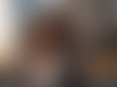 Cep telefonlu bir kadının bulanık görüntüsü.