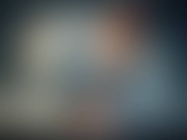 Cep telefonu olan bir kişinin bulanık görüntüsü