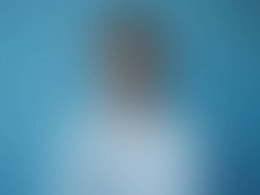 Beyaz gömlekli bir kişinin bulanık görüntüsü.