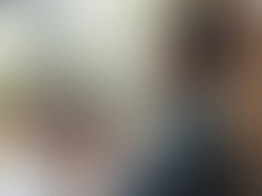 Cep telefonu olan bir kişinin bulanık görüntüsü