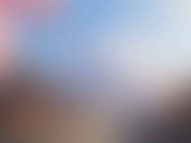 Mavi gökyüzünün bulanık arkaplanı ve kırmızı dur işareti