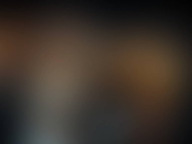 Cep telefonu tutan bir kişinin bulanık görüntüsü