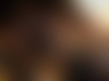 Cep telefonu tutan bir kişinin bulanık görüntüsü