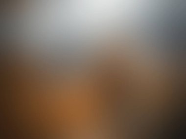 Cep telefonu tutan bir kişinin bulanık görüntüsü