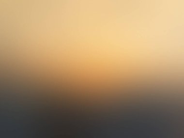 Gün batımında havada uçan bir uçak.