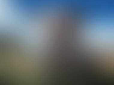 Bir saat kulesinin bulanık fotoğrafı.