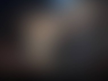 Cep telefonu tutan bir kişinin bulanık görüntüsü