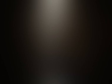 Karanlıkta kaykaylı bir adam.