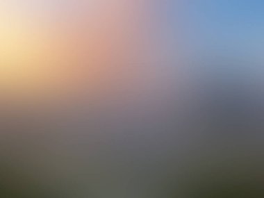 Mavi gökyüzünün bulanık arkaplanı ve sarı ve pembe bir gökyüzü