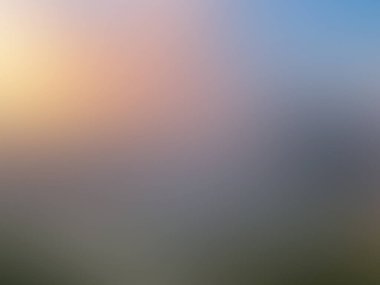 Mavi gökyüzünün bulanık arkaplanı ve sarı ve pembe bir gökyüzü