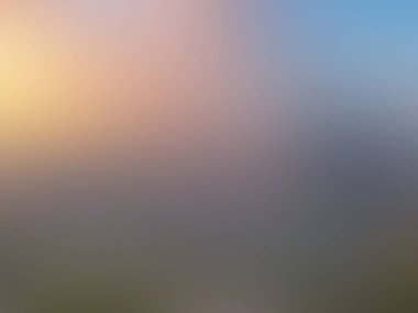 Mavi gökyüzünün bulanık arkaplanı ve sarı ve pembe bir gökyüzü