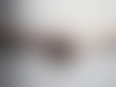 Cep telefonu tutan bir kişinin bulanık görüntüsü