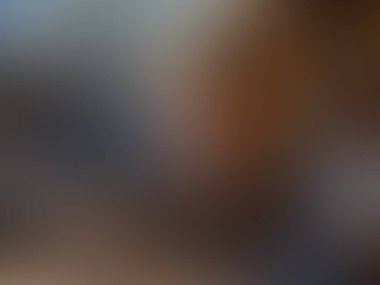 Cep telefonu tutan kişinin yakın plan fotoğrafı.