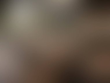 Cep telefonu tutan kişinin yakın plan fotoğrafı.