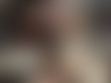 Parmağında yüzük olan bir kadın.