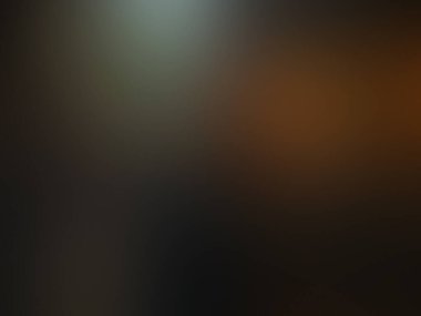 Cep telefonu tutan bir kişinin bulanık görüntüsü