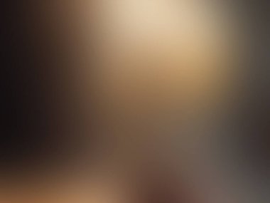 Cep telefonu tutan kişinin bulanık bir fotoğrafı.