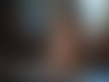 Cep telefonu tutan kişinin bulanık bir fotoğrafı.