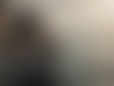 Siyah gömlekli bir kişinin bulanık görüntüsü.