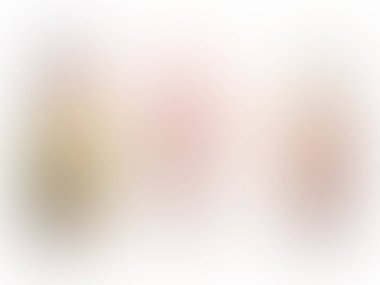 Üç farklı renkte yumurtanın bulanık görüntüsü.