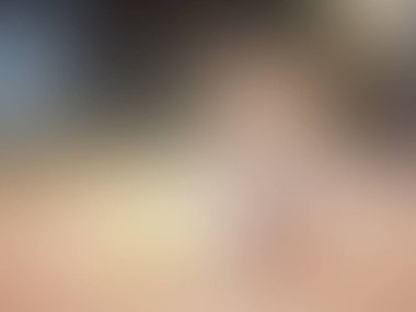 Cep telefonu tutan kişinin bulanık bir fotoğrafı.