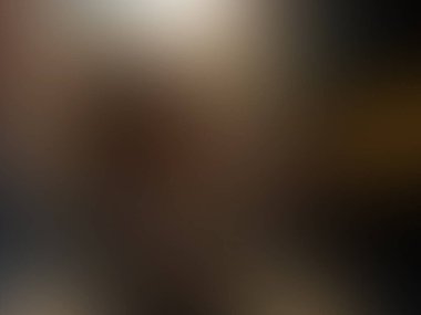 Cep telefonu olan bir kişinin bulanık görüntüsü