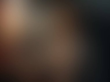 Cep telefonu tutan kişinin bulanık bir fotoğrafı.