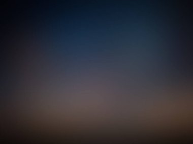 Geceleri gökyüzünde uçan bir uçak.