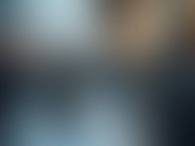 Cep telefonu tutan kişinin bulanık bir fotoğrafı.