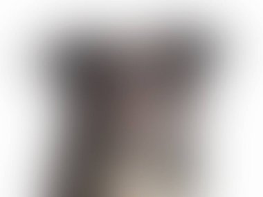 İçinde çiçek olan beyaz bir vazo.