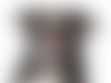 Sakallı ve sakalsız bir adam.