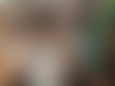 Cep telefonu olan bir kişinin bulanık görüntüsü