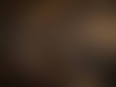 Takım elbiseli ve kravatlı bir adam elinde kamera tutuyor.