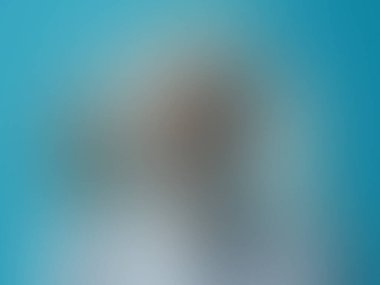 Beyaz gömlekli bir kişinin bulanık görüntüsü.